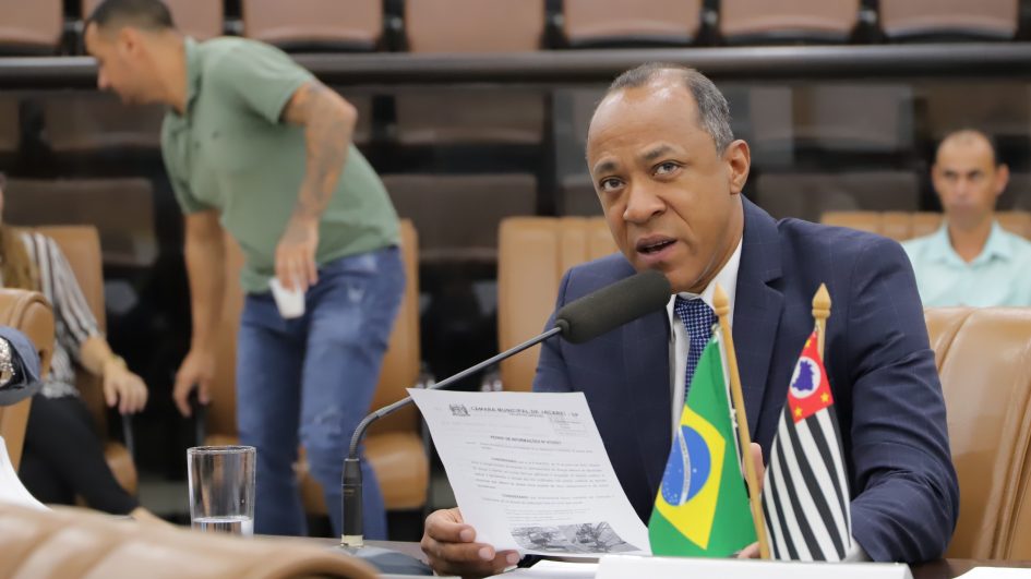 Rogério questiona fiscalização da Prefeitura em rede de fiação de postes