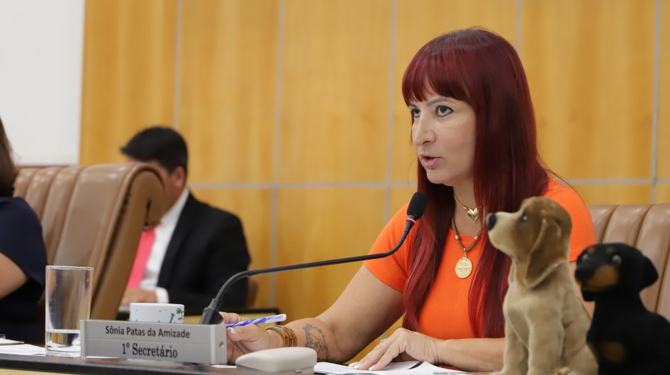 Sônia questiona prefeito sobre a compra de vacinas pela Diretoria da Causa Animal