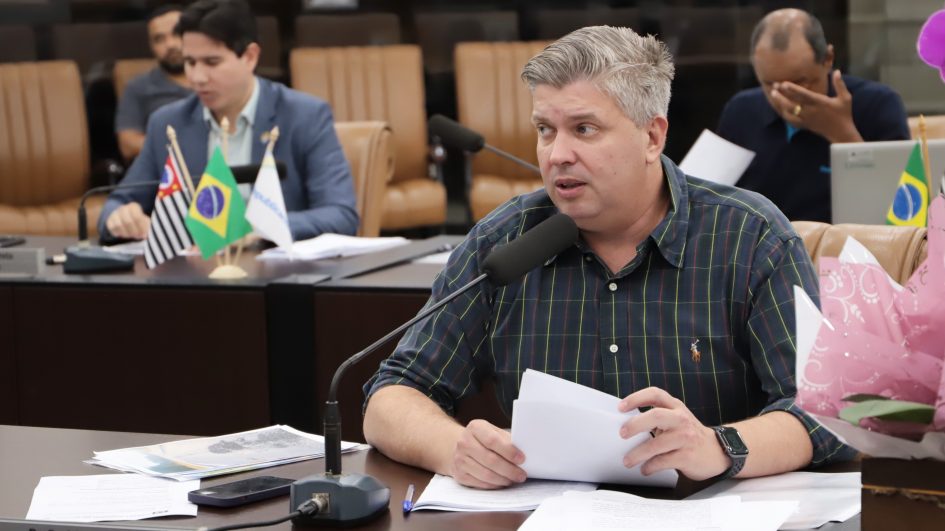 Dr. Rodrigo questiona prefeito sobre despesas durante o enfrentamento da Covid-19