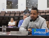 Roninha questiona planejamento da Prefeitura para instalação de abrigos de ônibus