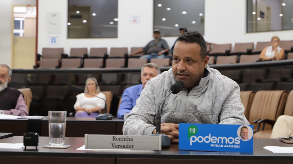Roninha questiona planejamento da Prefeitura para instalação de abrigos de ônibus
