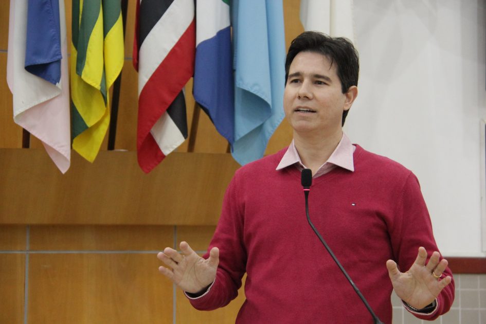 Hernani questiona prefeito sobre falta de novo postinho de saúde no Nova Esperança