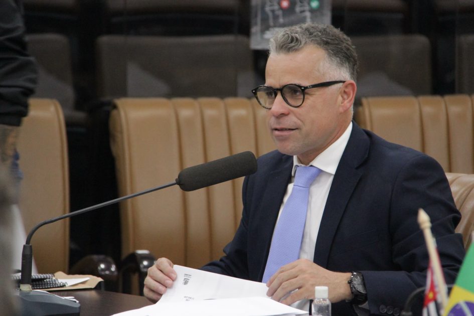 Luís Flávio questiona prefeito sobre demora no agendamento de consultas e exames urológicos