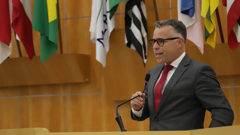 Luís Flávio questiona prefeito sobre falta de agentes de apoio escolar nas salas de aula