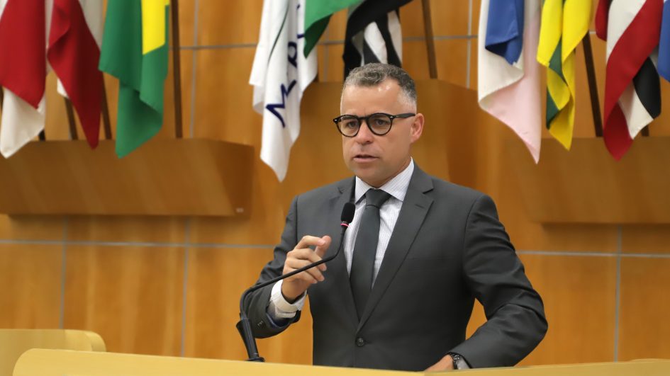 Luís Flávio questiona prefeito sobre ações do programa Melhor em Casa