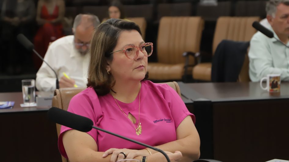 Maria Amélia cobra Secretário Estadual de Saúde sobre atrasos em cirurgias