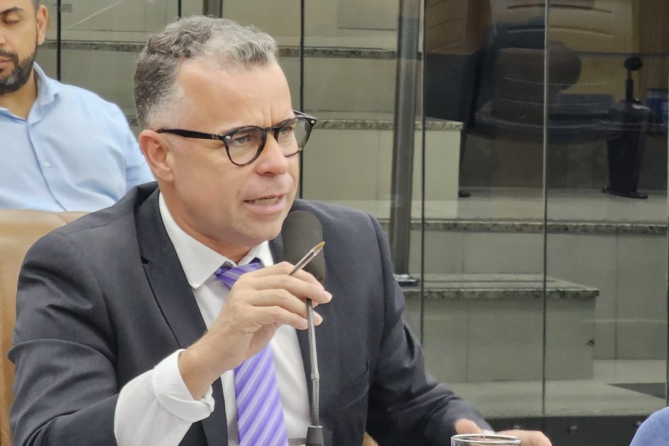 Luís Flávio questiona prefeito sobre falta de medicamentos na Farmácia Municipal e nas UBS de Jacareí