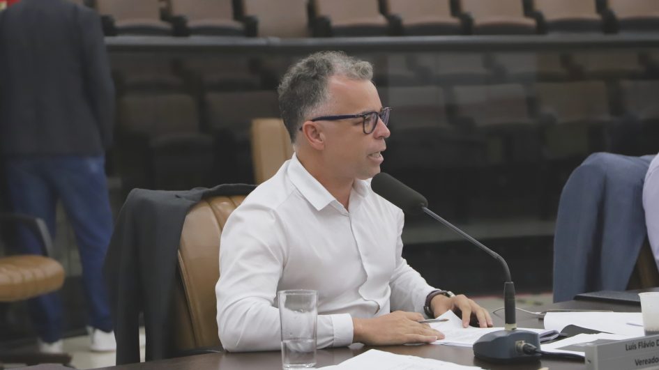 Luís Flávio questiona prefeito sobre nomeação de candidatos com deficiência em concurso público