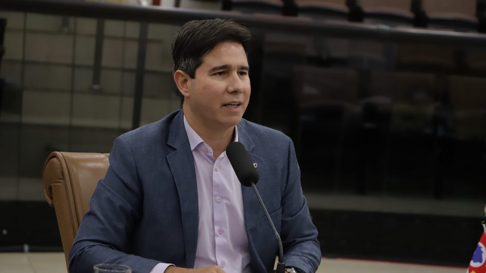Hernani questiona prefeito sobre concurso na área da Educação em 2022