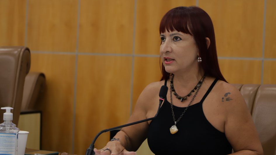 Sônia questiona prefeito sobre convocação de professores aprovados em concurso em 2022