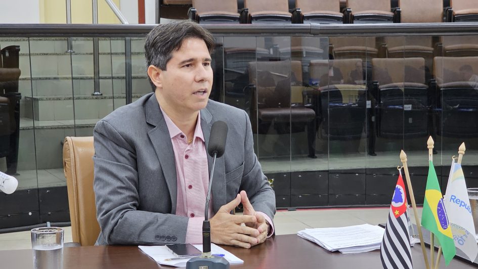 Hernani questiona prefeito sobre ausência de fiscalização em obra na Avenida Davi Lino