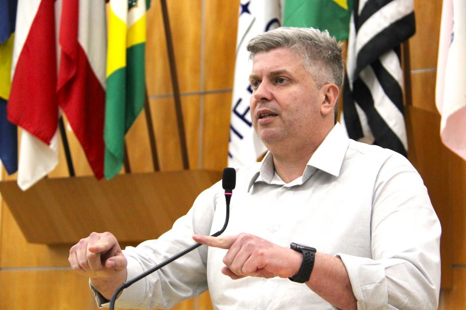 Dr. Rodrigo questiona prefeito sobre destinação de arrecadação da zona azul em Jacareí