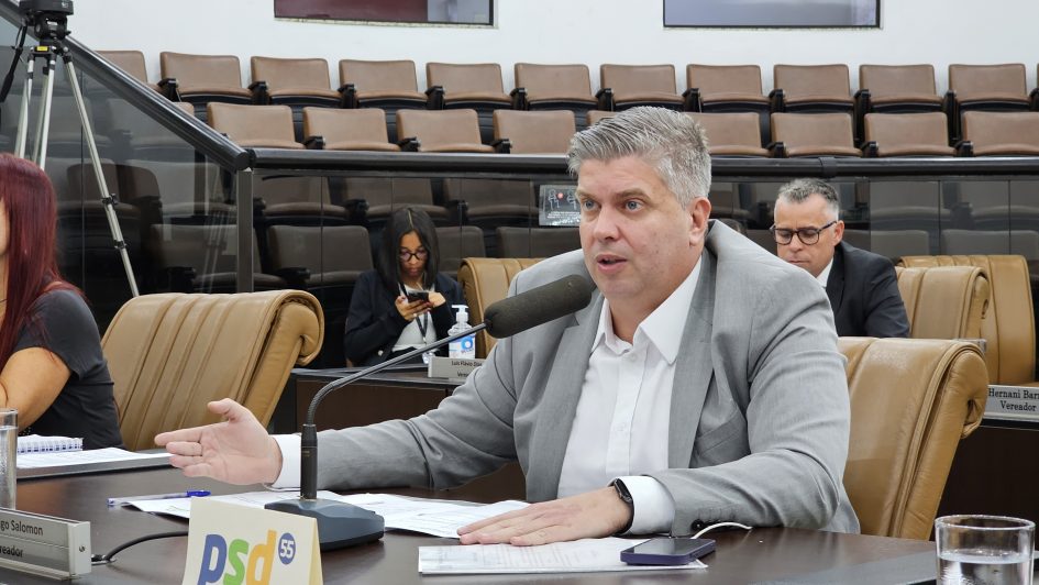 Dr. Rodrigo questiona prefeito sobre falta de capina e limpeza em área pública no Jardim das Indústrias
