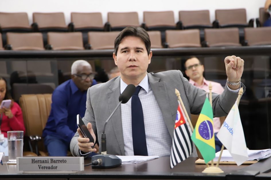 Hernani questiona prefeito sobre responsabilidade por danos em imóveis na Rua Diogo Fontes