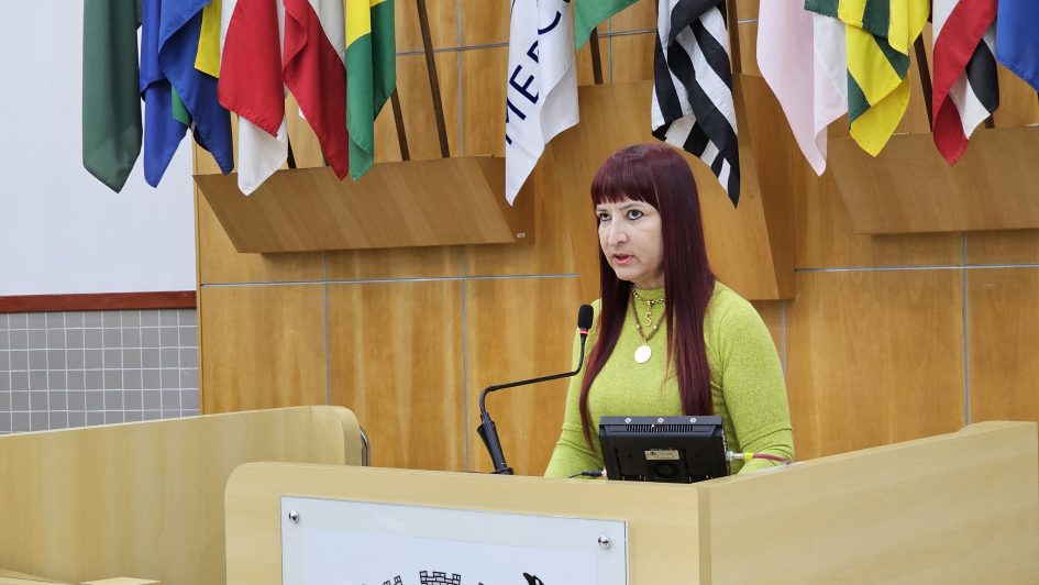 Sônia questiona prefeito sobre realização de cirurgias de catarata