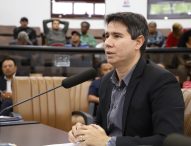 Hernani questiona prefeito sobre realização de cirurgias de catarata