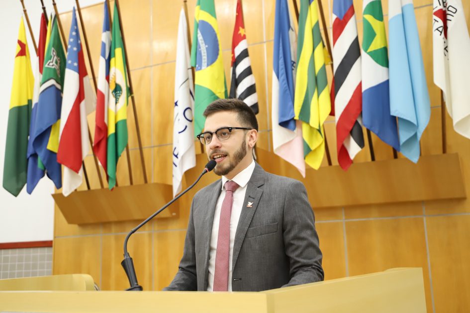 Gabriel Belém questiona prefeito sobre estrutura da saúde pública no município